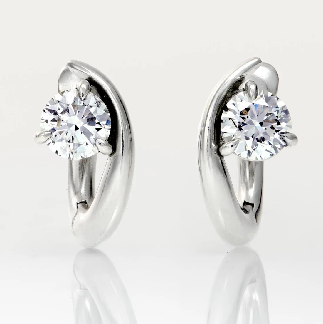 Onda 1.74cts Platinum Hoop Wave Earring